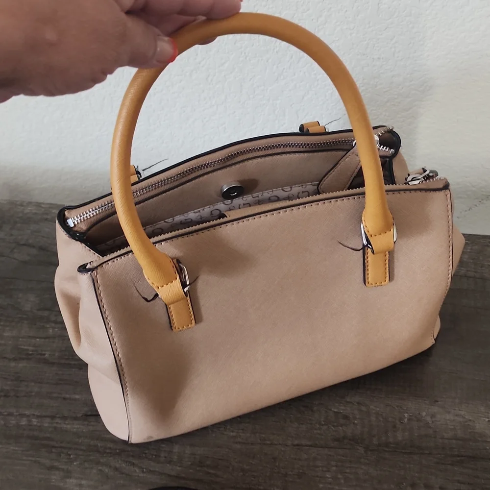 Guess - Picture 3 of 10